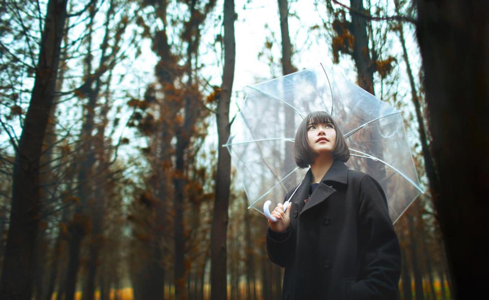 日系短发萝莉手撑雨伞黑色风衣唯美写真合集