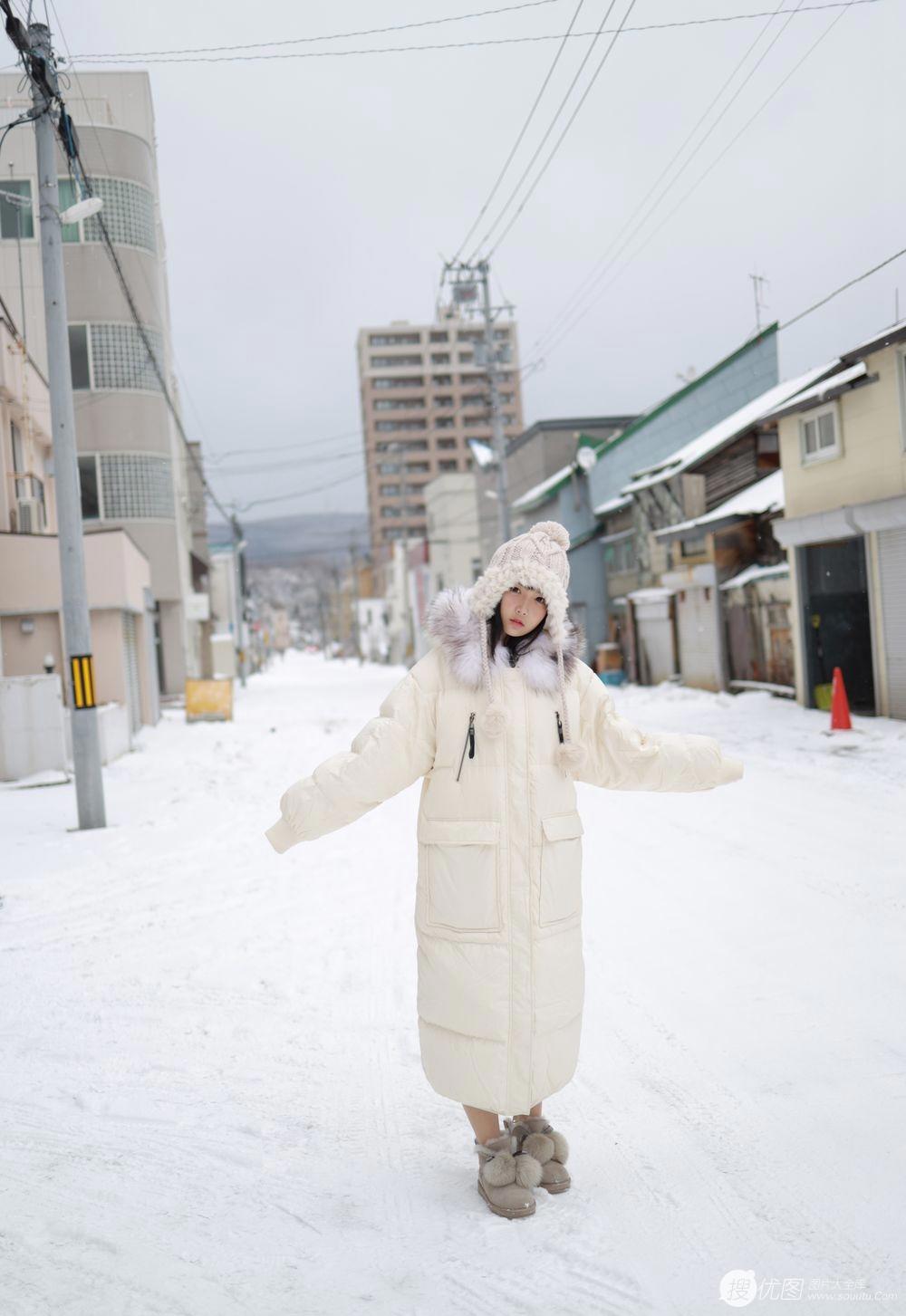 冬日少女雪地写真