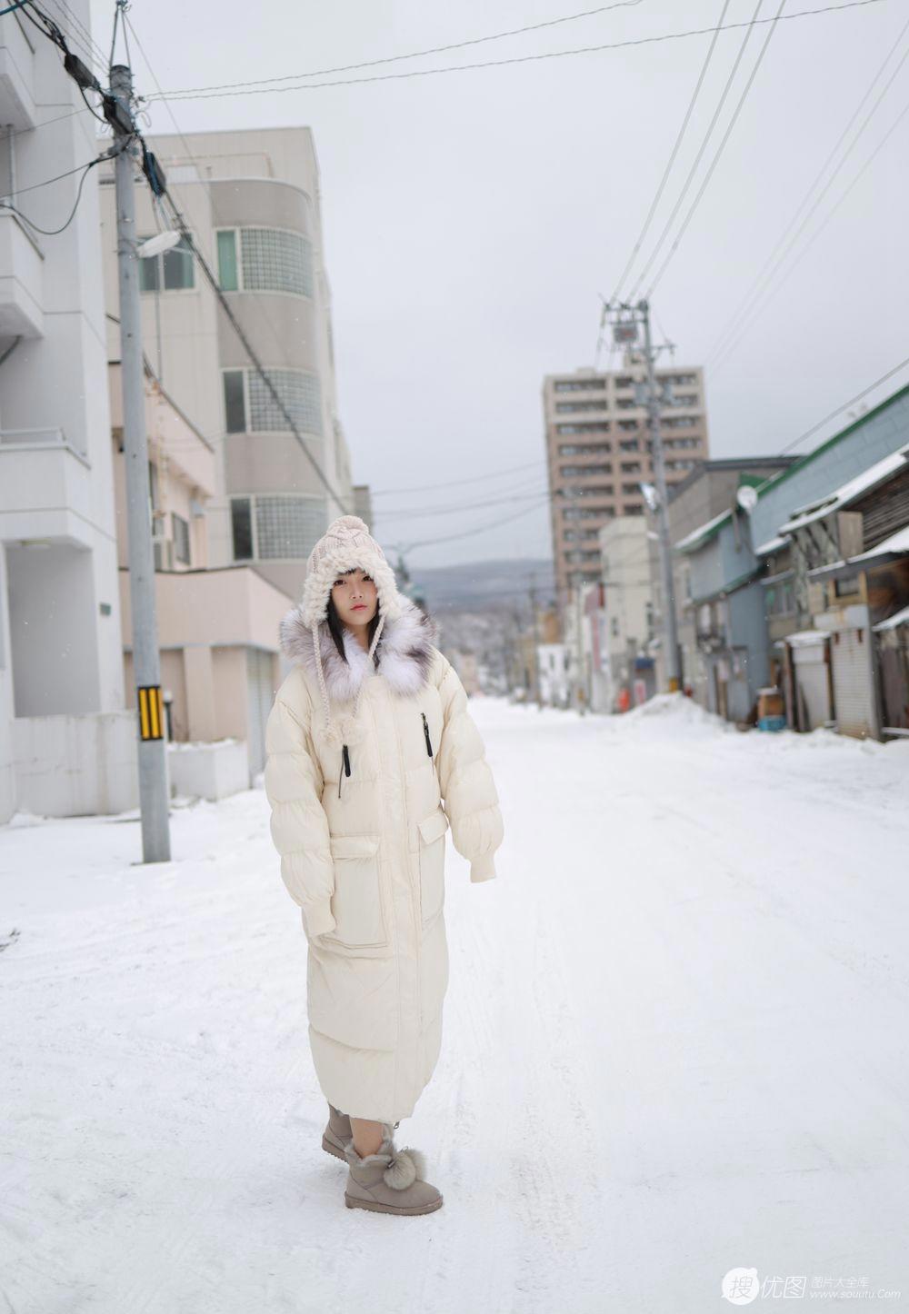 冬日少女雪地写真