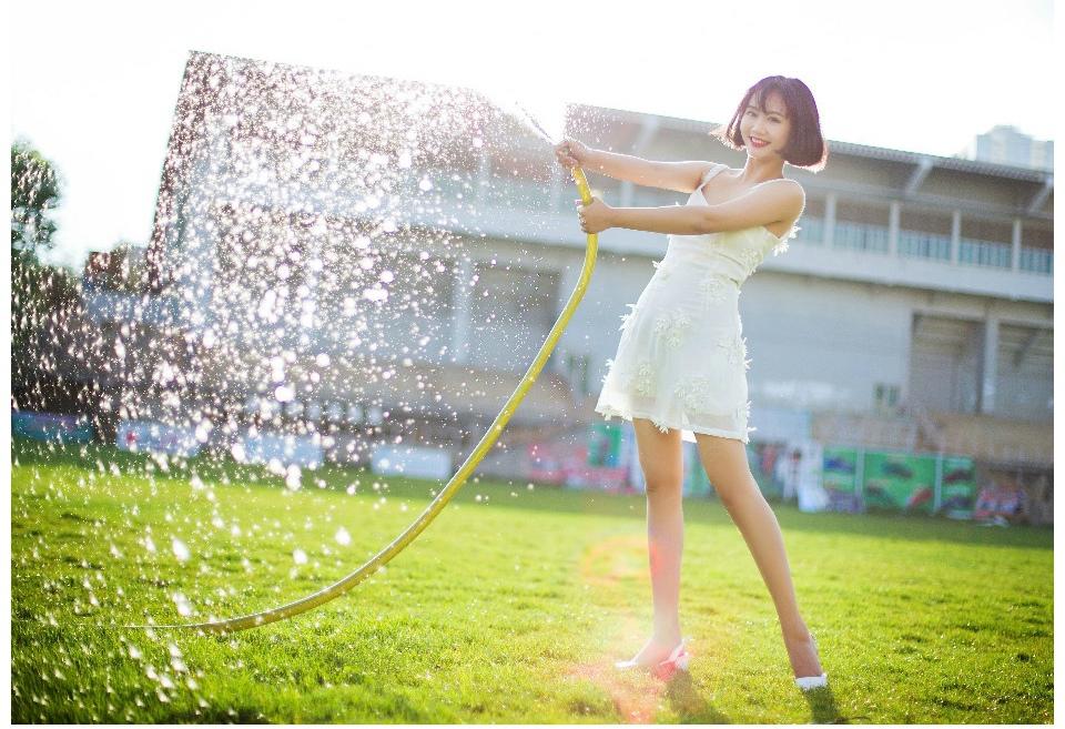 白裙少女夏日草地清爽写真图片