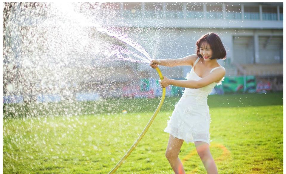 白裙少女夏日草地清爽写真图片