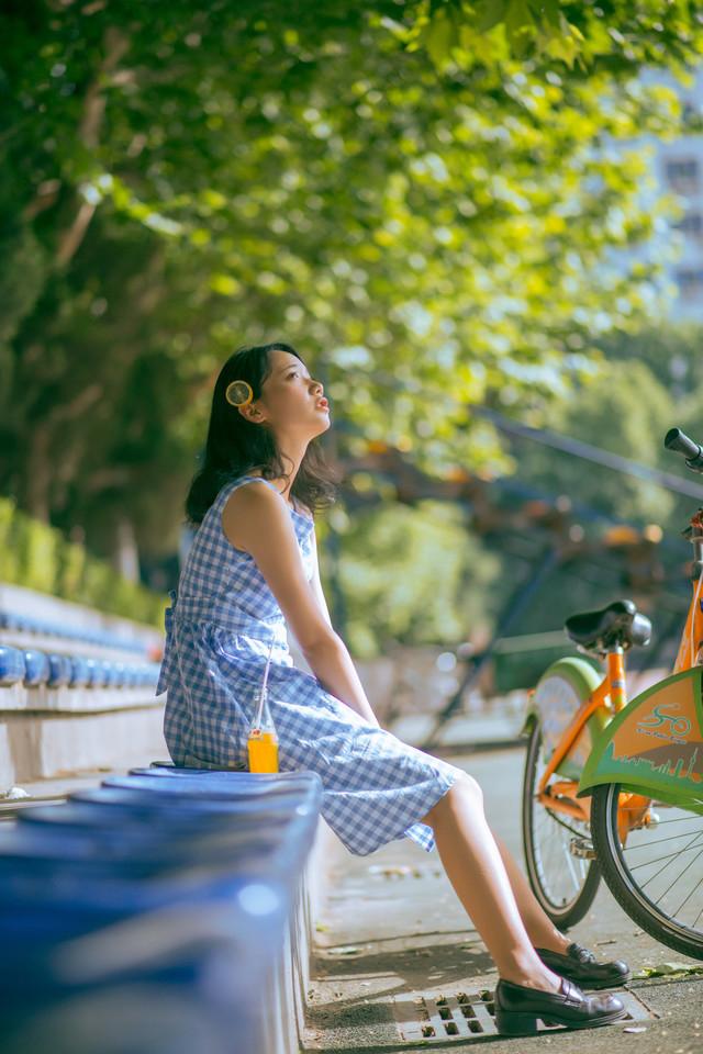 汽水少女夏日操场清爽写真图片