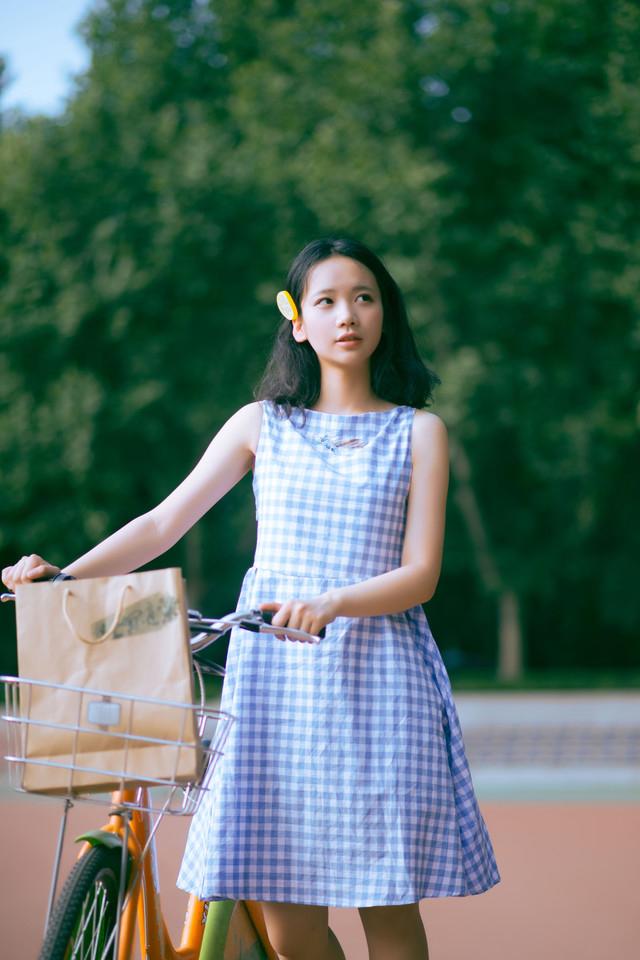 汽水少女夏日操场清爽写真图片