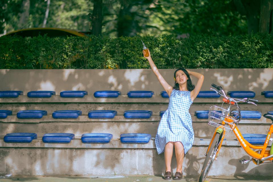 汽水少女夏日操场清爽写真图片