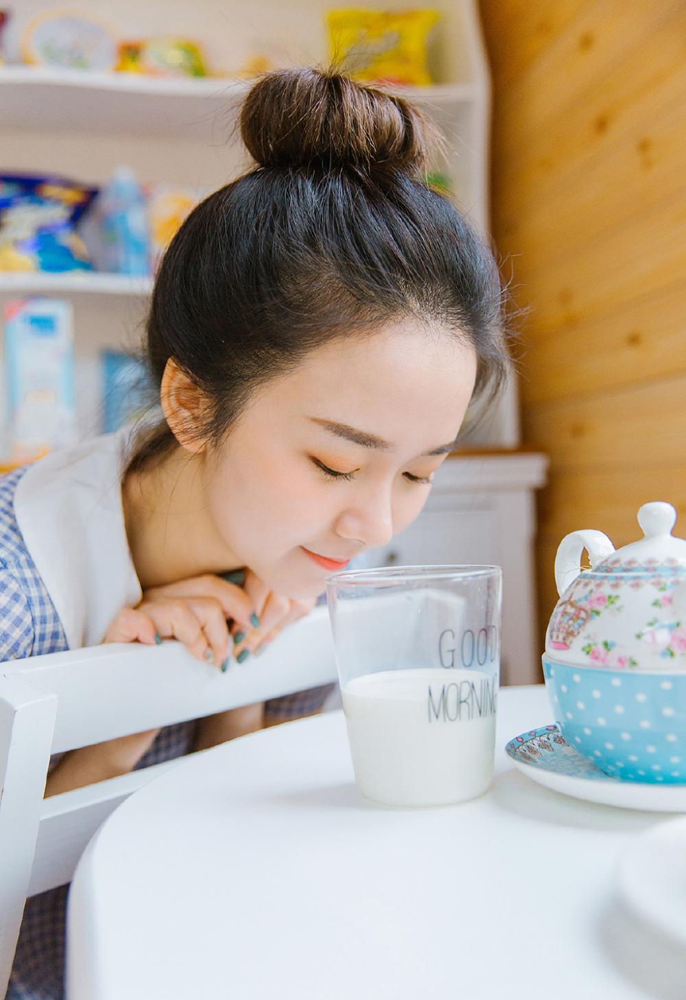 蓝色方格裙少女夏日清新写真图片