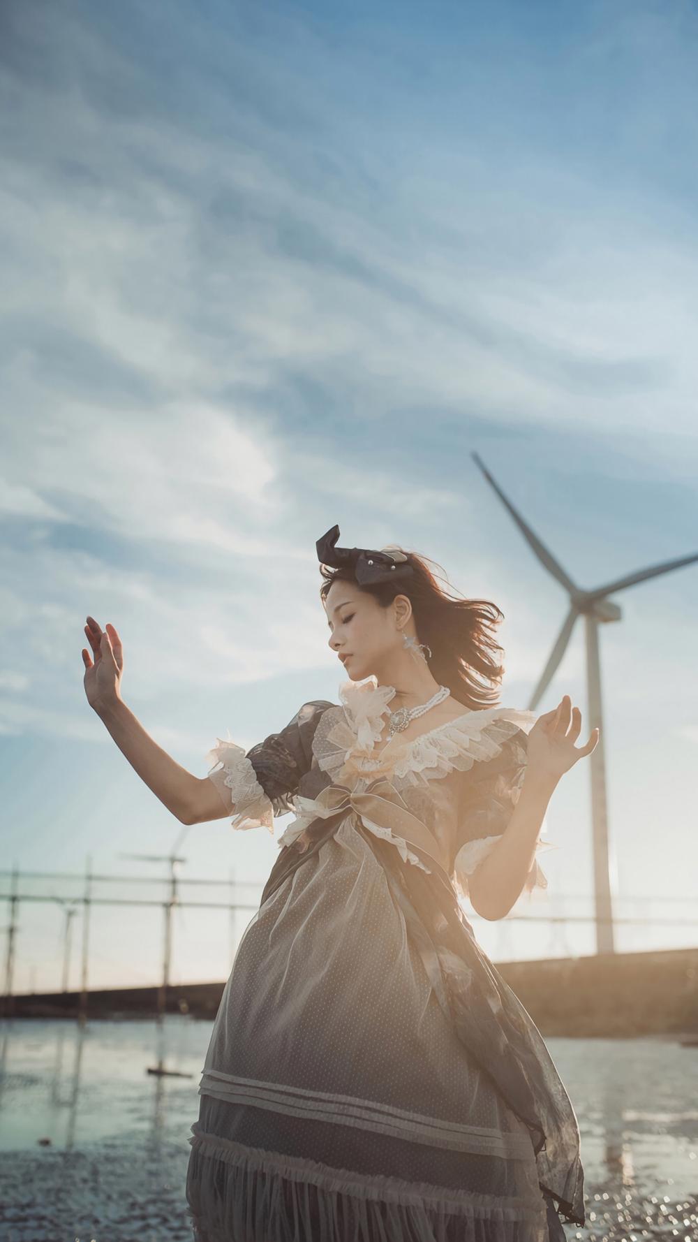 洛丽塔少女海边唯美写真图片