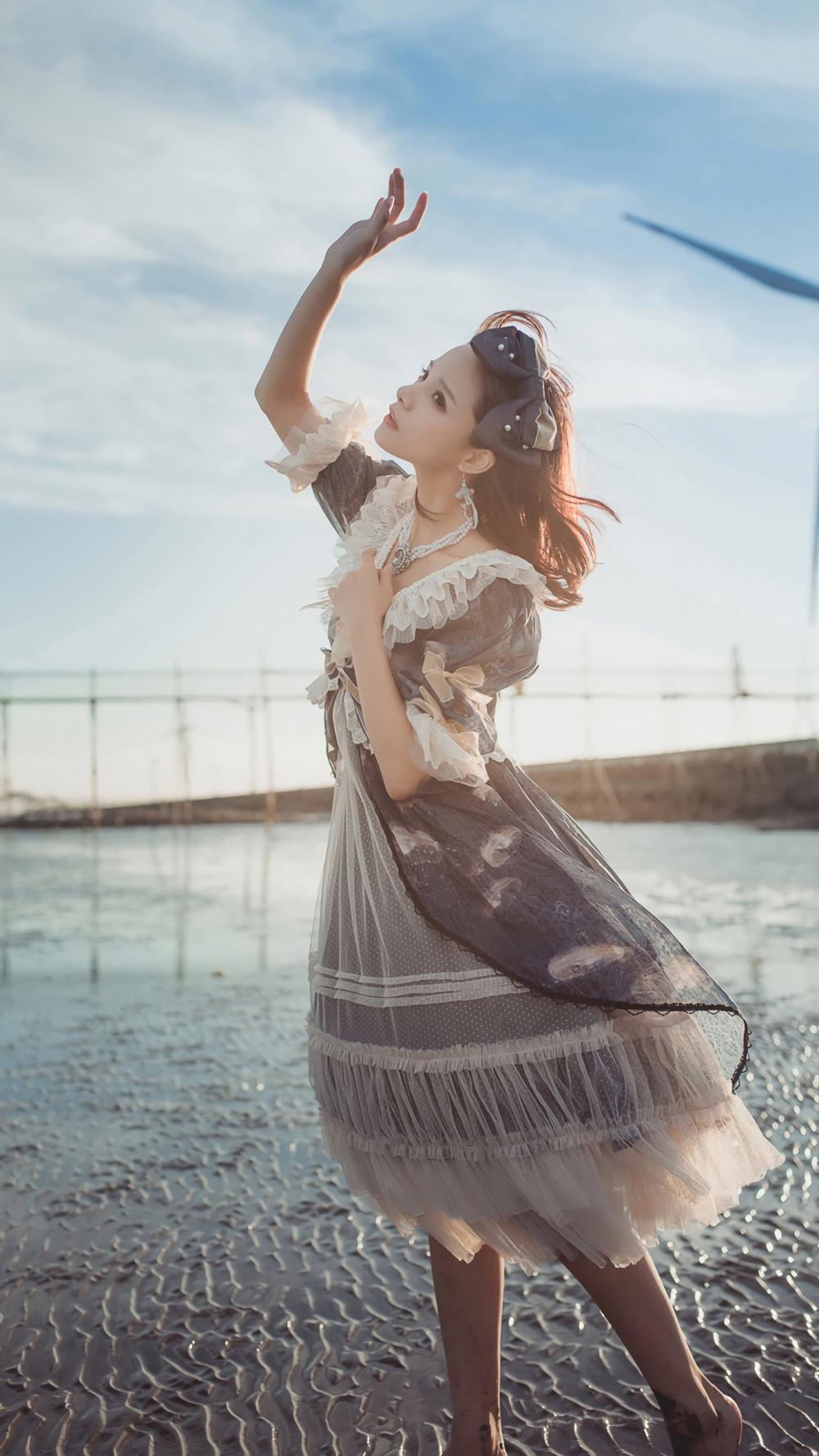 洛丽塔少女海边唯美写真图片