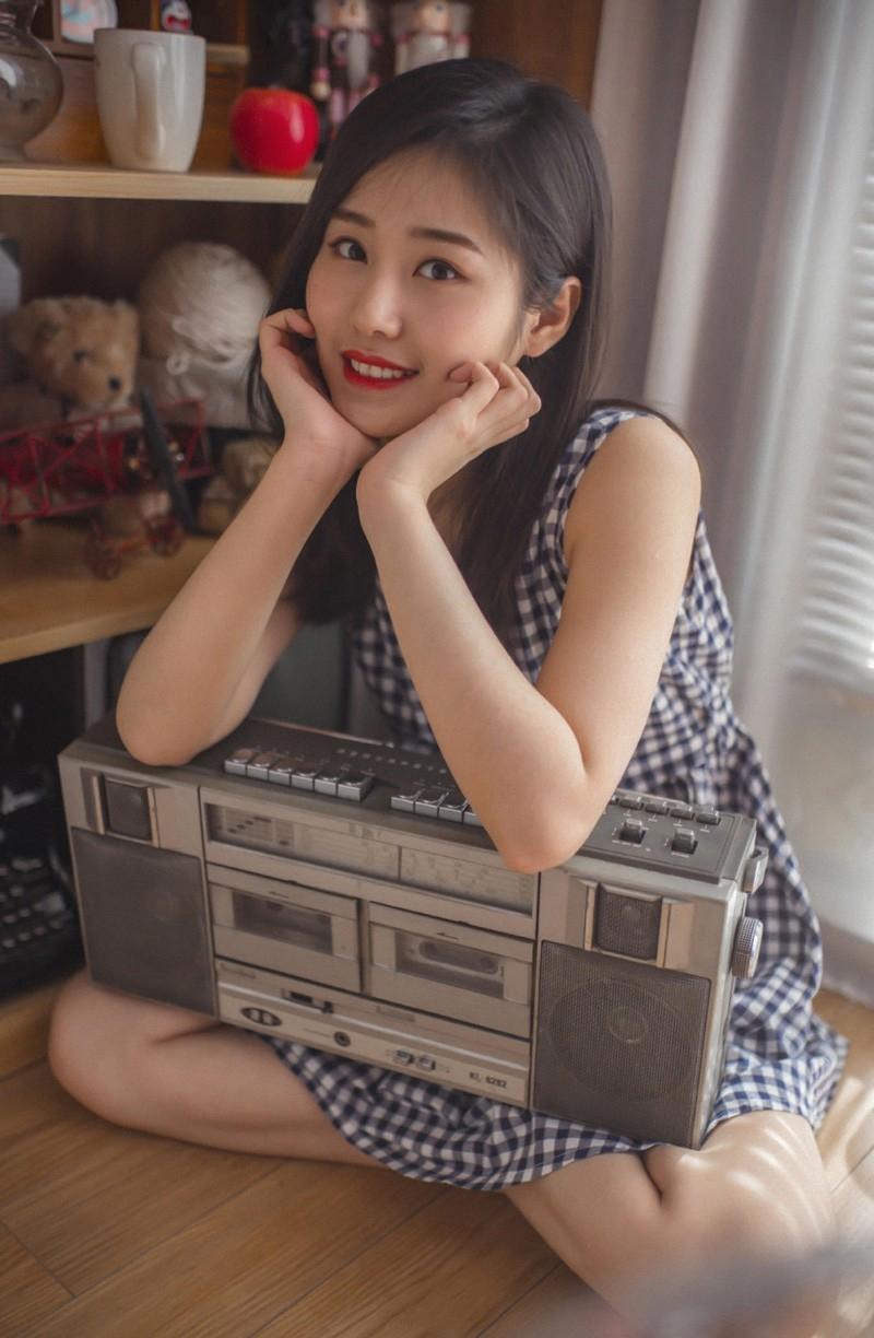 青春少女夏日格子裙写真图片