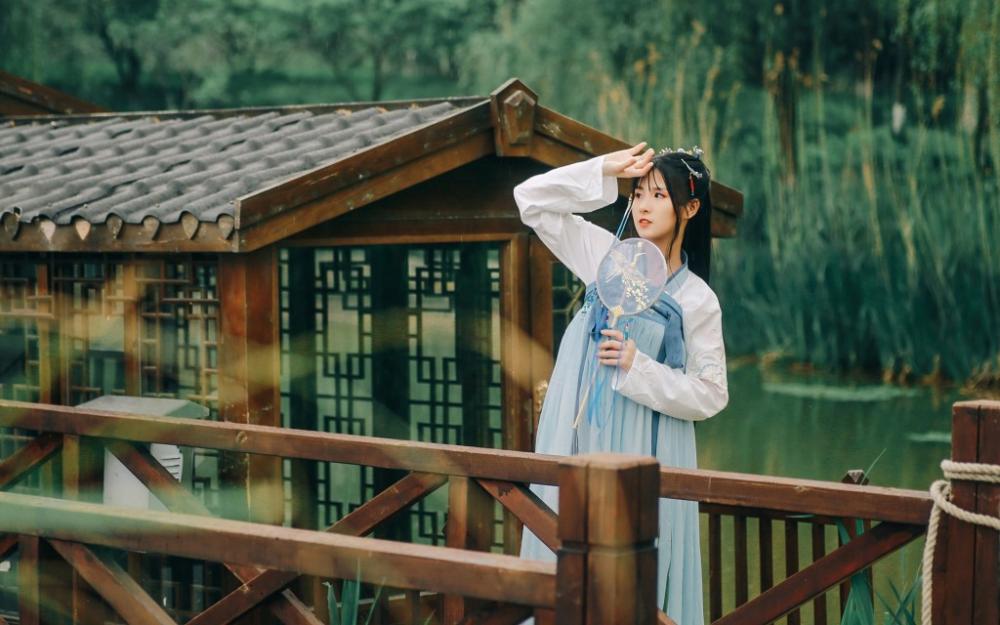 清纯美女汉服户外写真图片