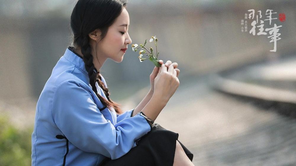 清纯甜美学生装女孩写真图片