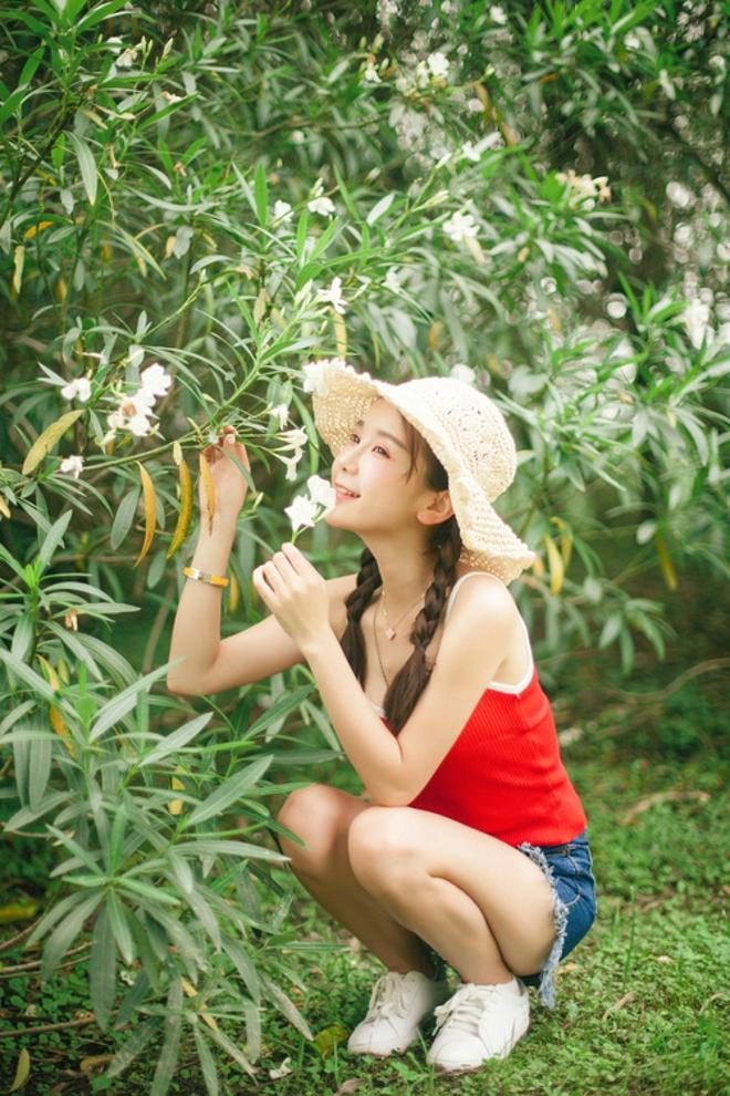 明媚户外草地上麻花辫吊带少女纯洁艺术照