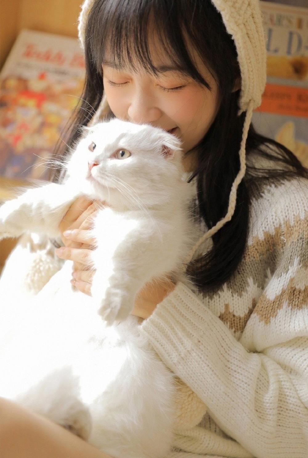 抱着猫咪的可爱毛线帽小女孩温暖秋日写真集