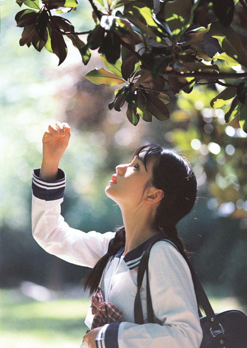 甜美幼感女孩纤细腰肢水手服夏日胶片风写真