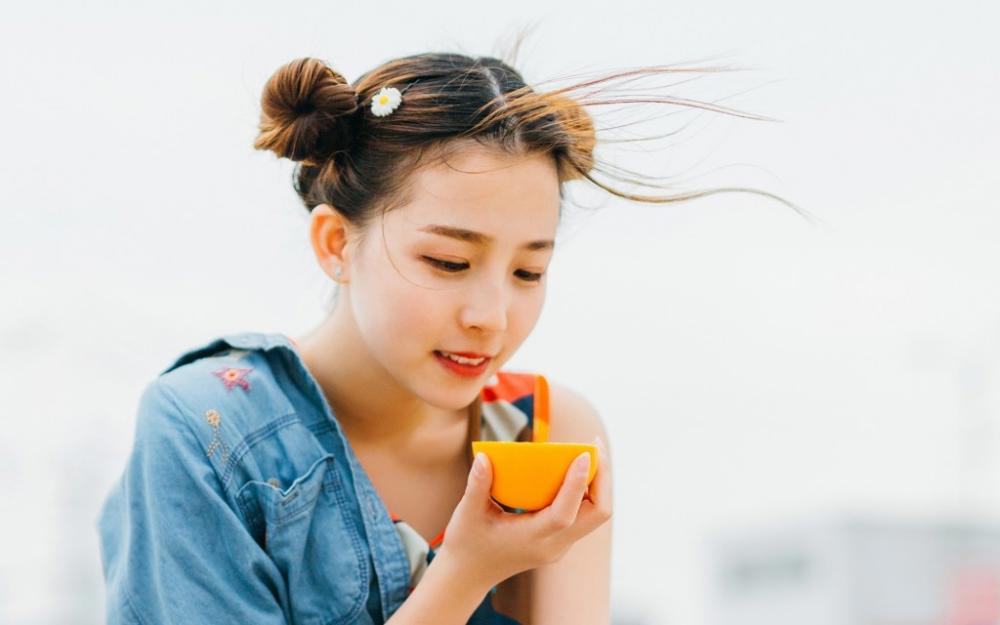 元气满满的橘子味双丸子头萌妹天台写真照