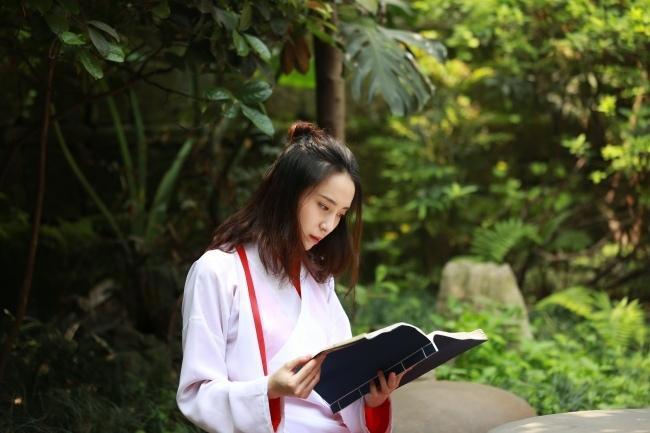 优雅古装美女恬静看书沉鱼落雁艺术照