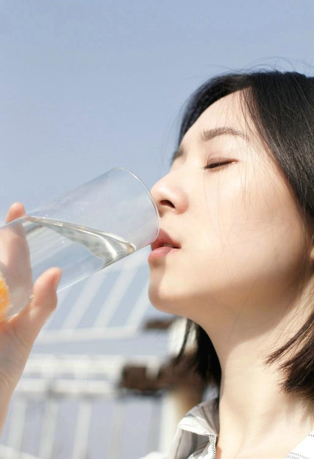 甜橙少女短发清纯天台唯美艺术写真