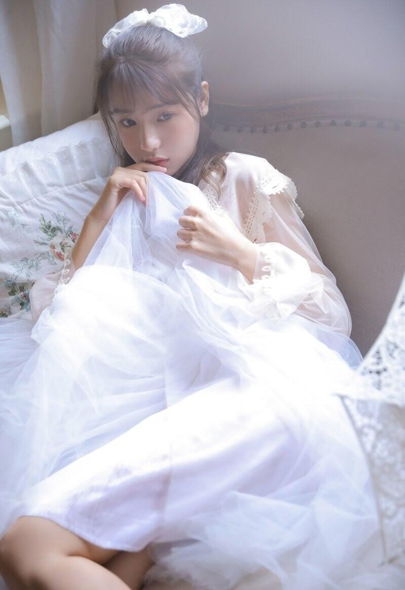 柔美白纱裙美女恬静温婉居家写真