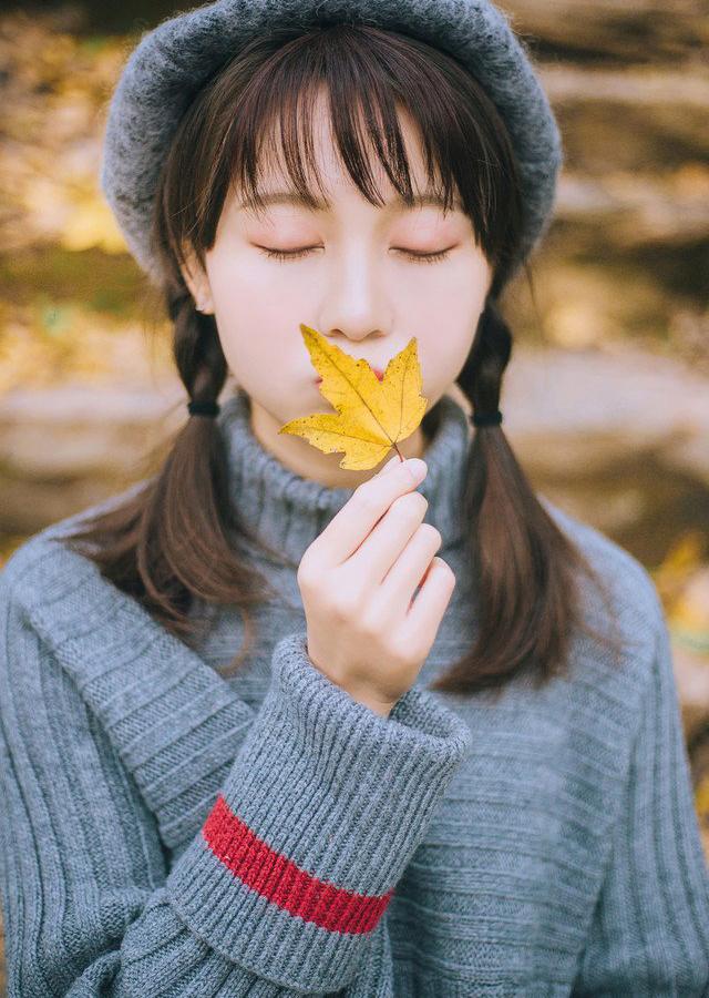 可爱麻花辫牙套青涩少女秋日户外写真