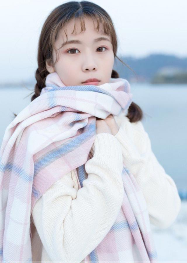 英伦范双马尾小辫子美女冬日雪地写真