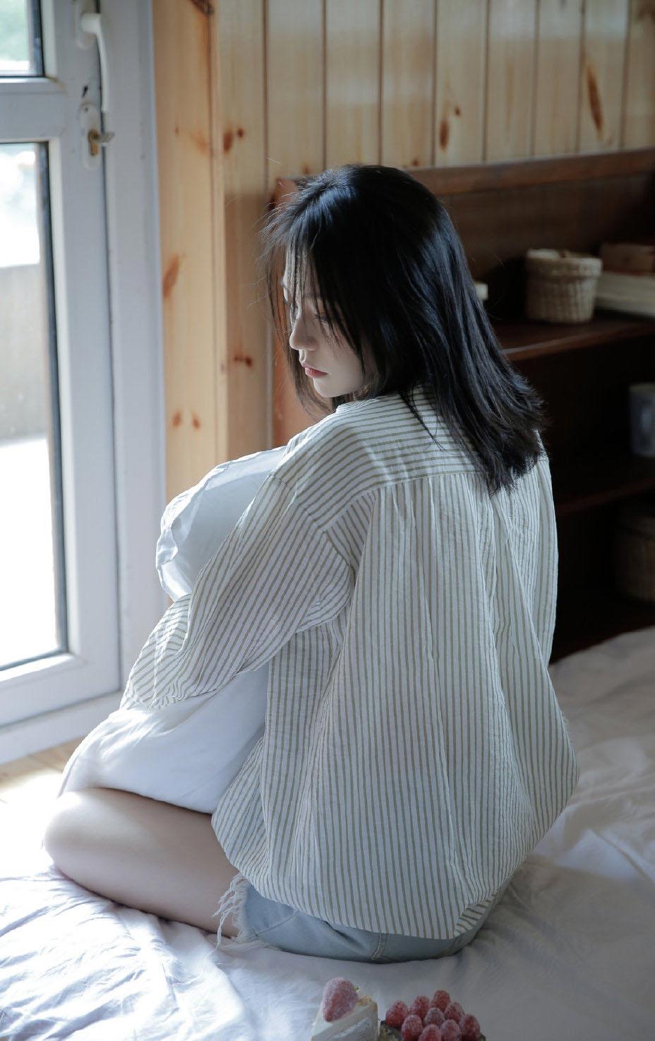 条纹衬衫美女居家慵懒随性写真