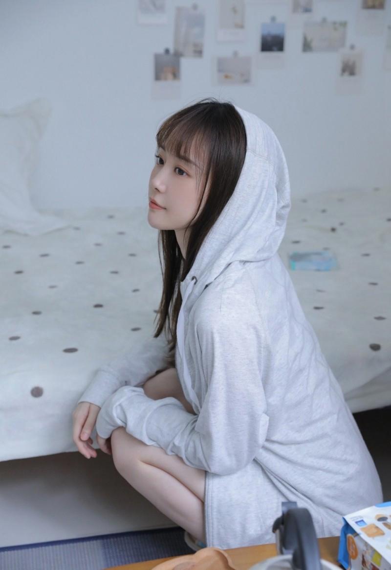 邻家少女俏皮可爱写真图片