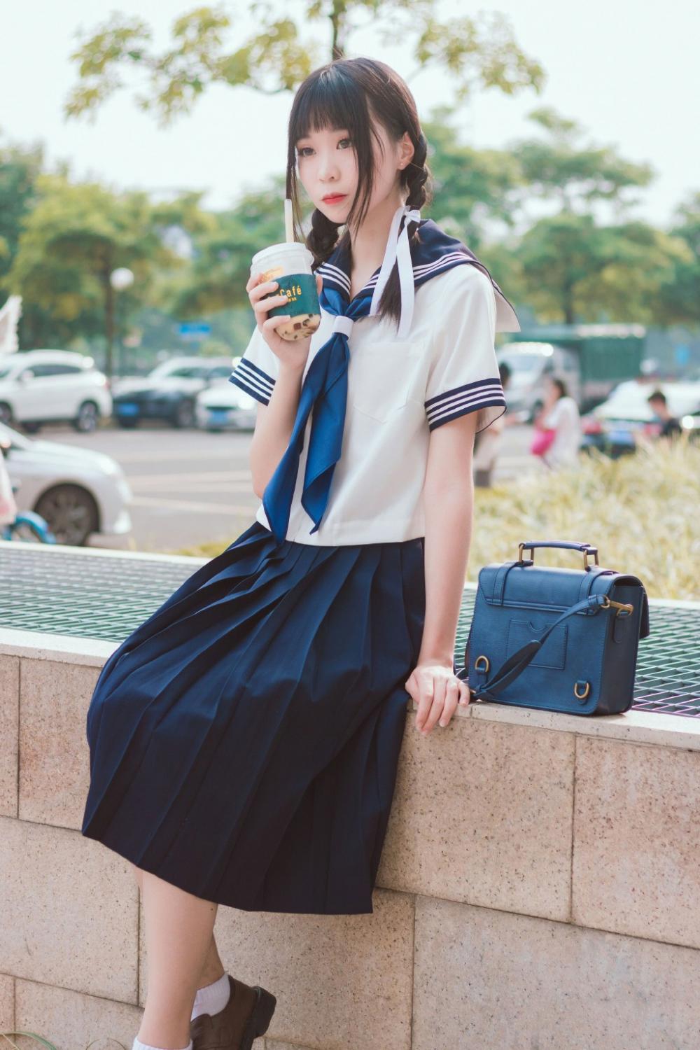 美女学生妹jk制服短裙户外写真