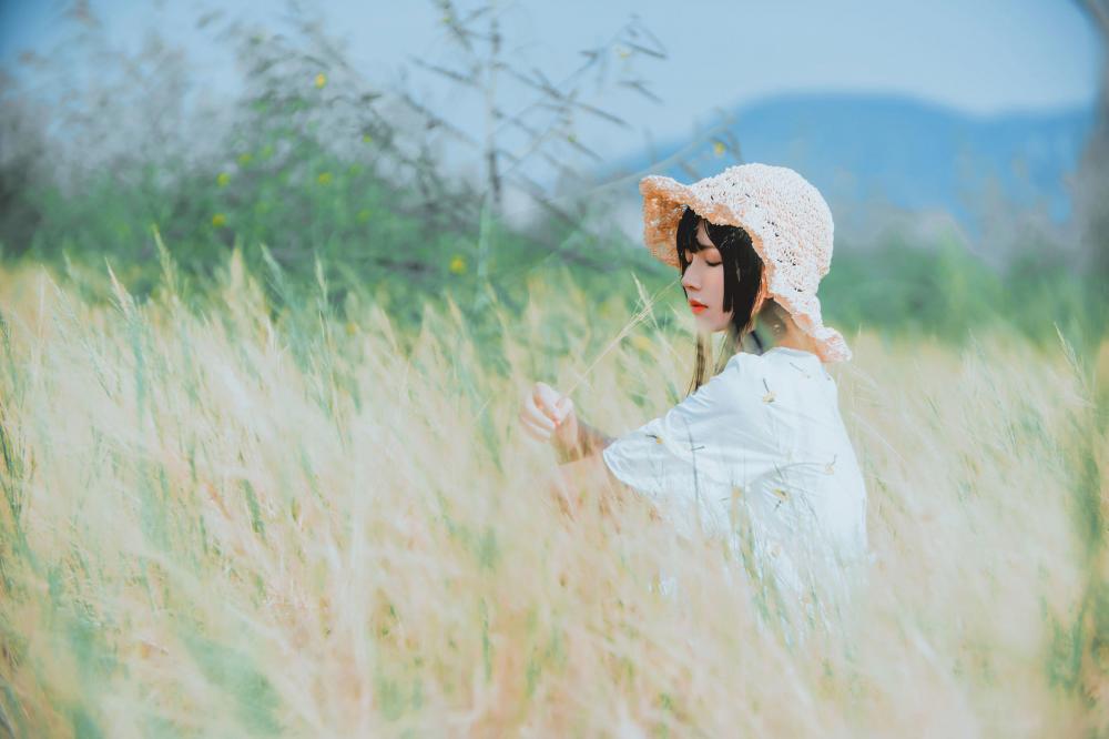 草帽女孩麻花辫连衣裙田野写真