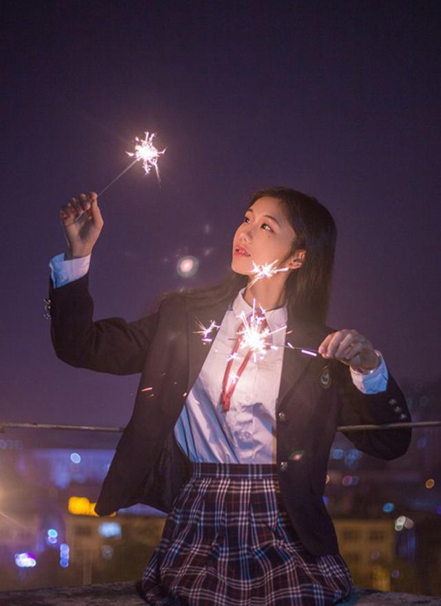 制服美女手握烟花唯美绚烂写真