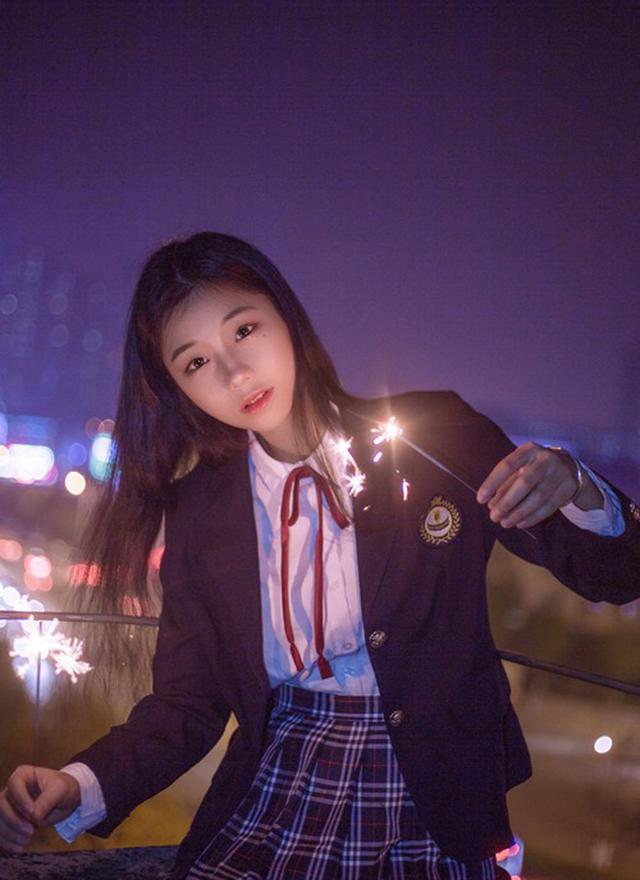 制服美女手握烟花唯美绚烂写真