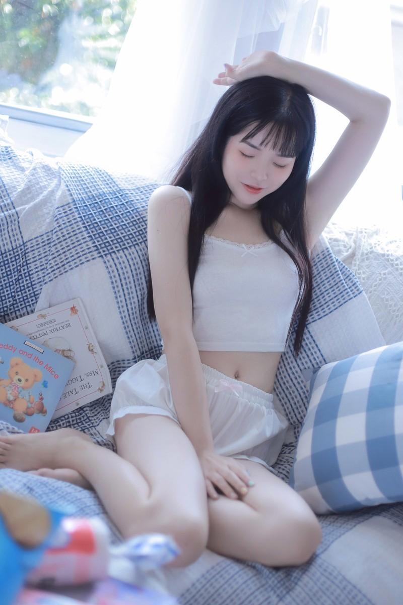 素颜美女黑长直发清新脱俗写真