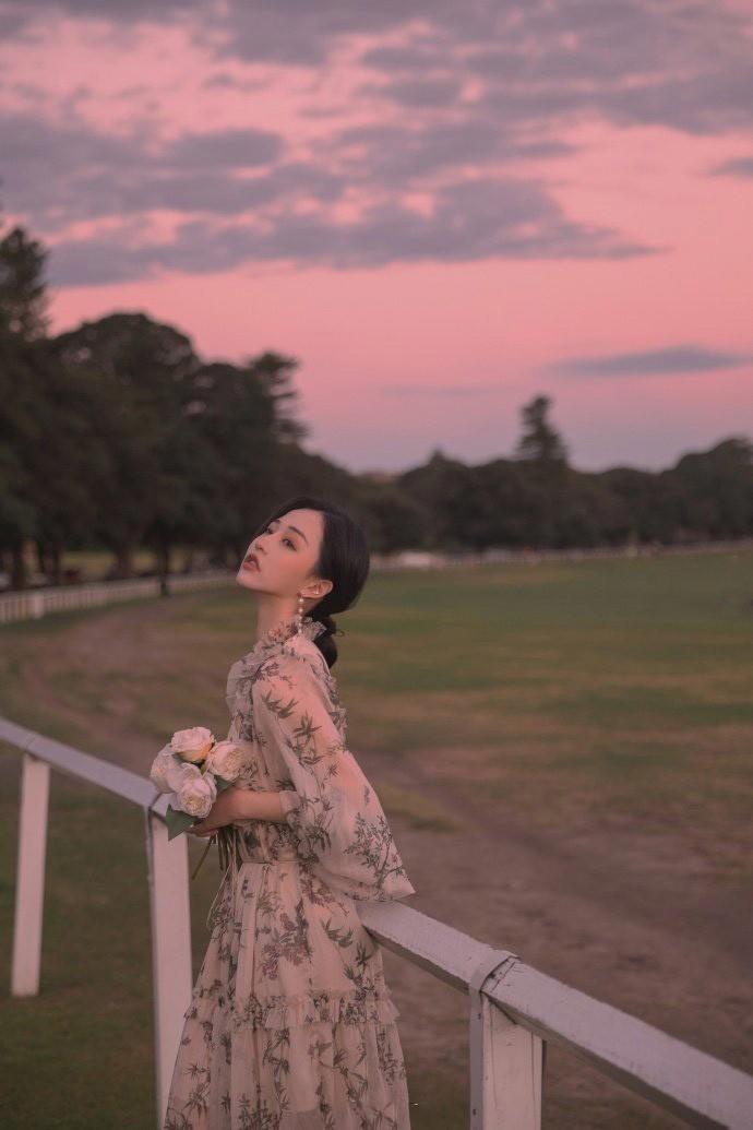 气质美女手捧玫瑰优雅动人写真