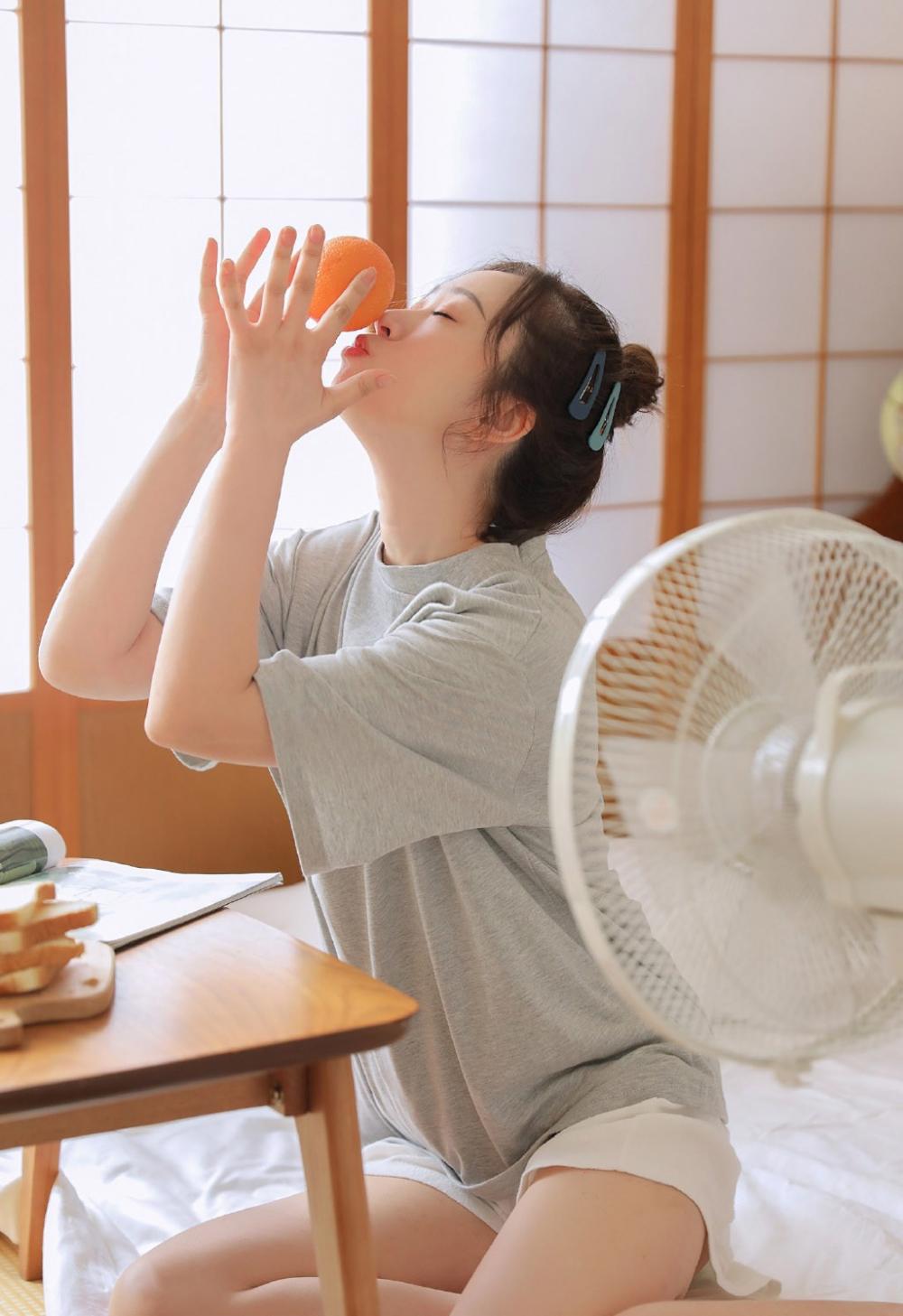 丸子头萌妹子嘟嘴卖萌居家写真