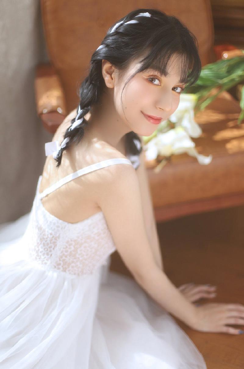 麻花辫美女蕾丝吊带裙居家写真