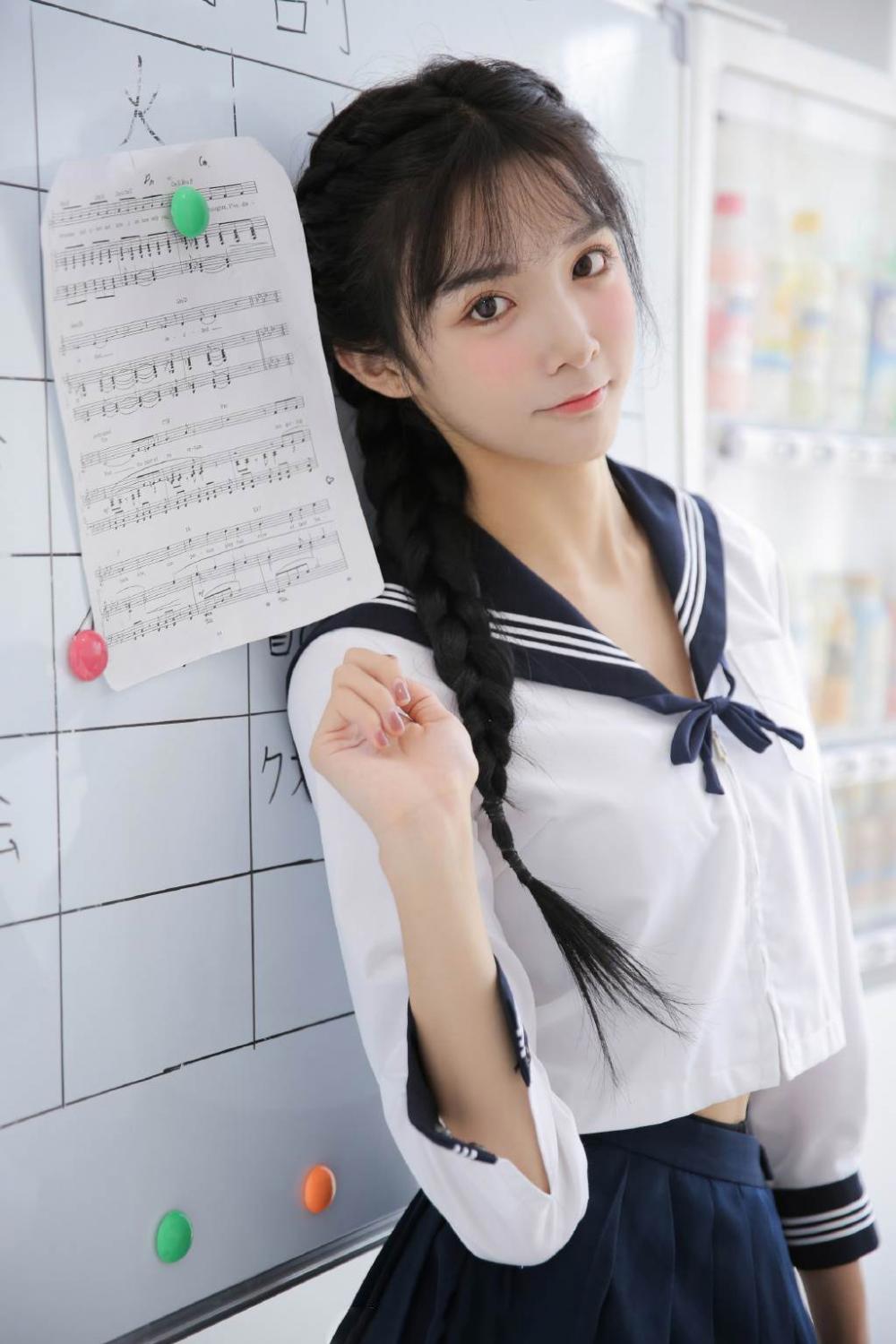 麻花辫美女学生妹日系制服写真