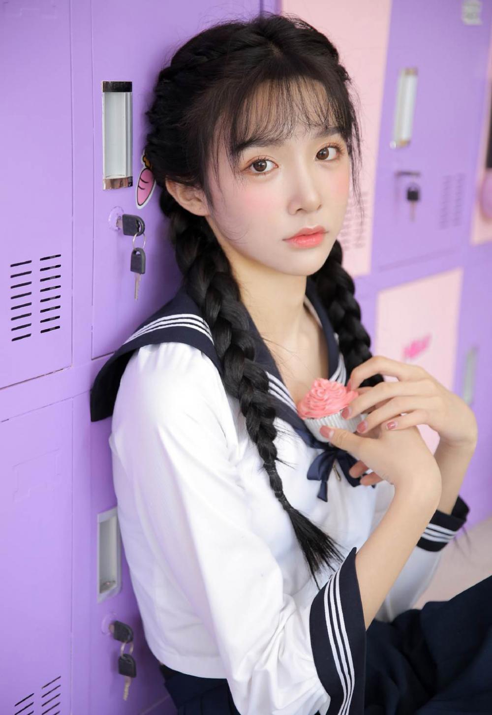 麻花辫美女学生妹日系制服写真