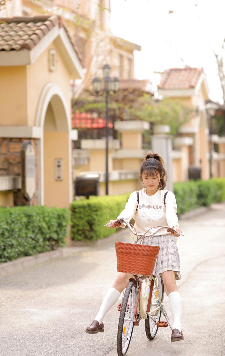 单马尾学生妹骑单车去上学写真