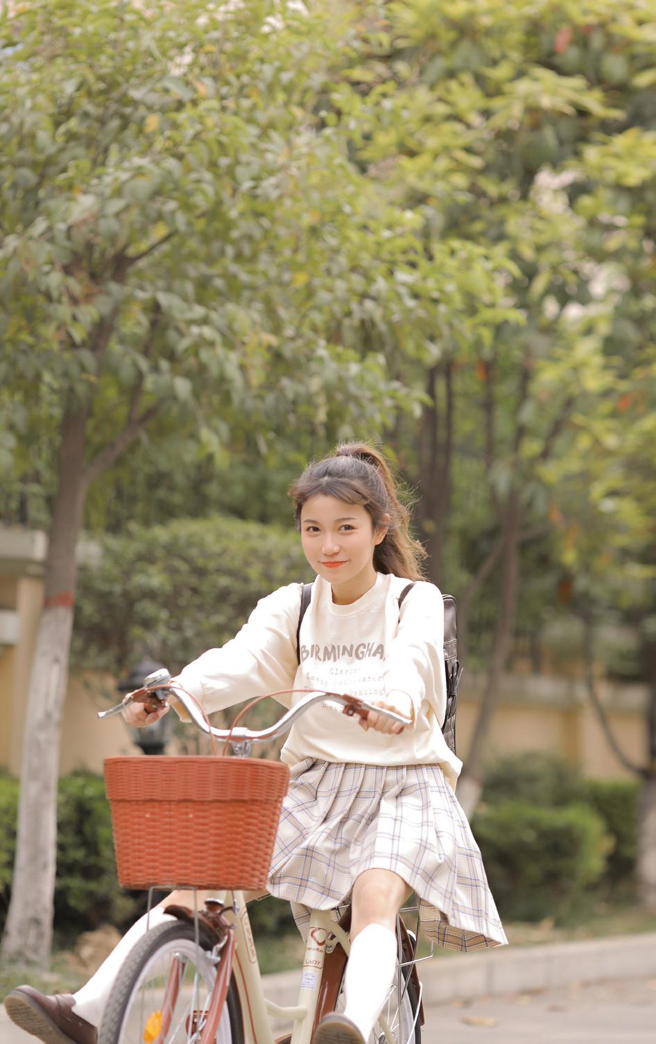 单马尾学生妹骑单车去上学写真