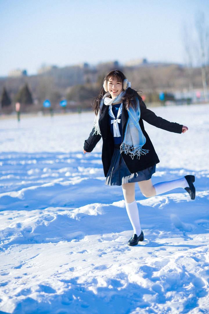 日本美女学生妹jk制服雪地写真