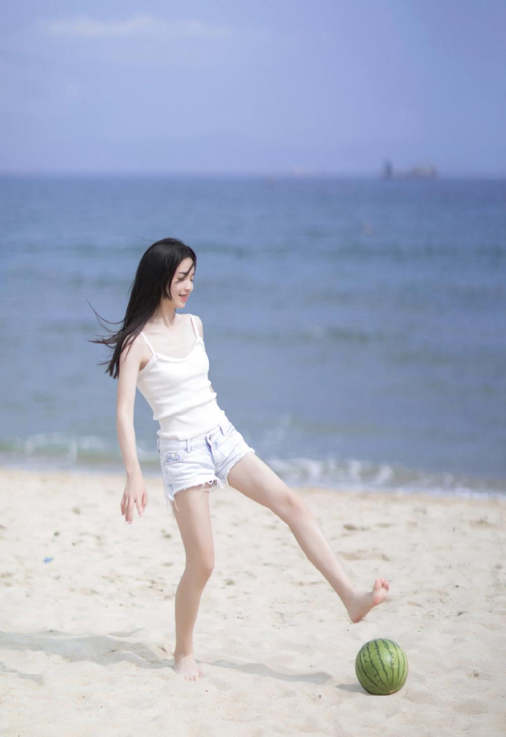 元气少女长发飘飘海边唯美写真