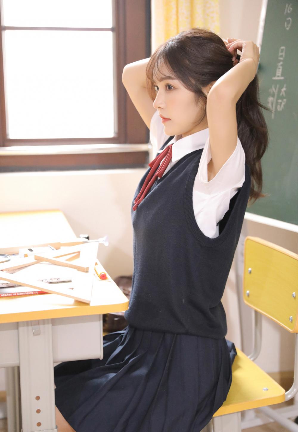 清纯美女学生妹jk制服教室写真