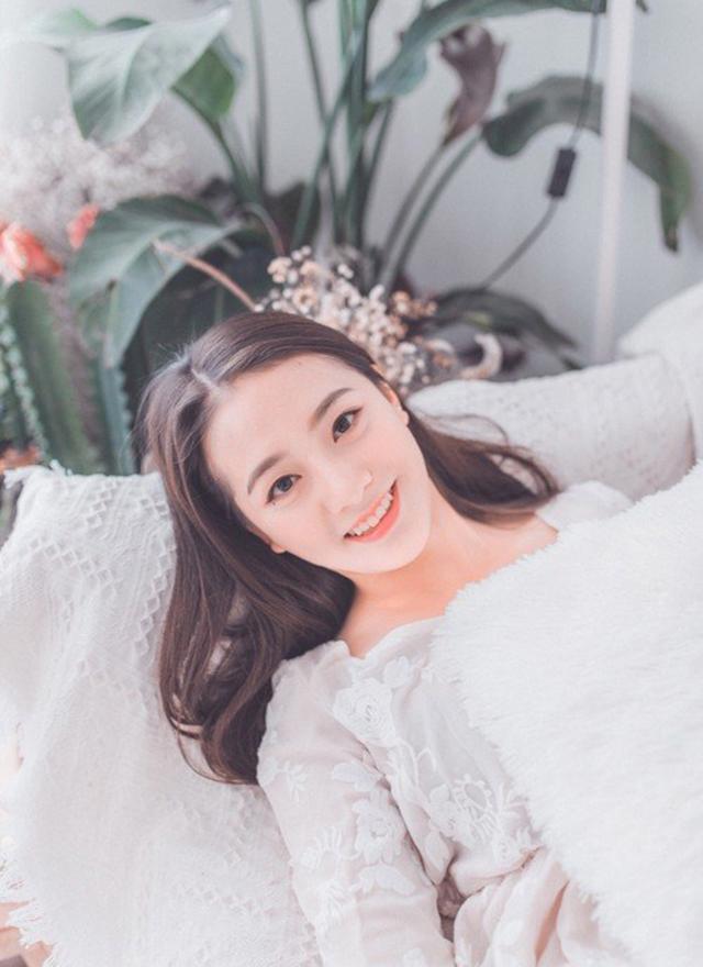 蕾丝美女黑长直发清纯动人写真