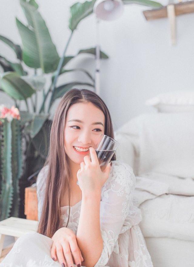 蕾丝美女黑长直发清纯动人写真