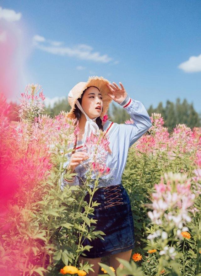 麻花辫美少女清新明媚花丛写真