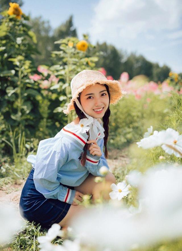 麻花辫美少女清新明媚花丛写真