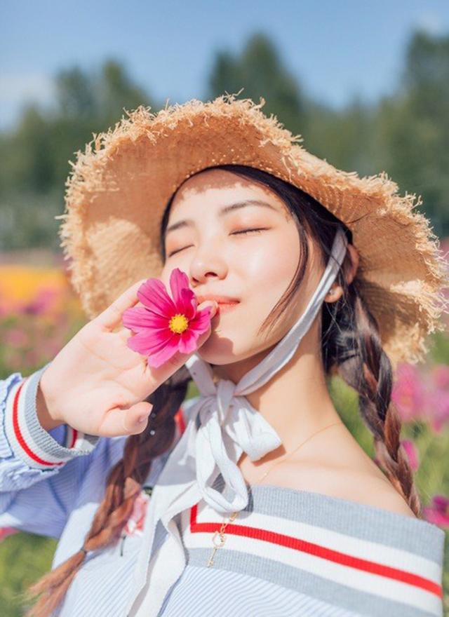 麻花辫美少女清新明媚花丛写真