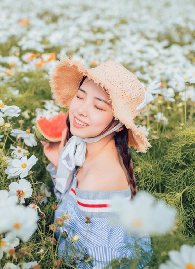 麻花辫美少女清新明媚花丛写真