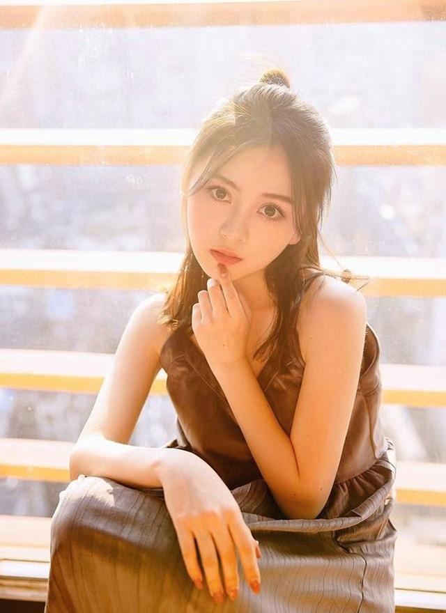 阳光下的气质美女午后时光写真