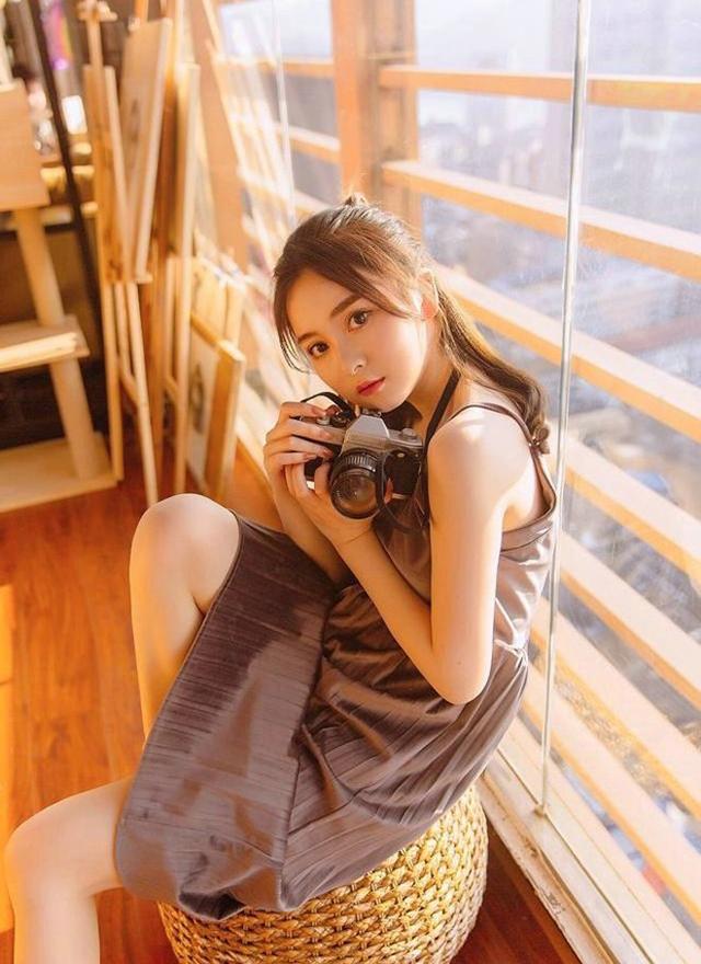 阳光下的气质美女午后时光写真