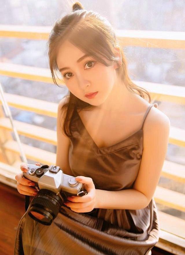 阳光下的气质美女午后时光写真