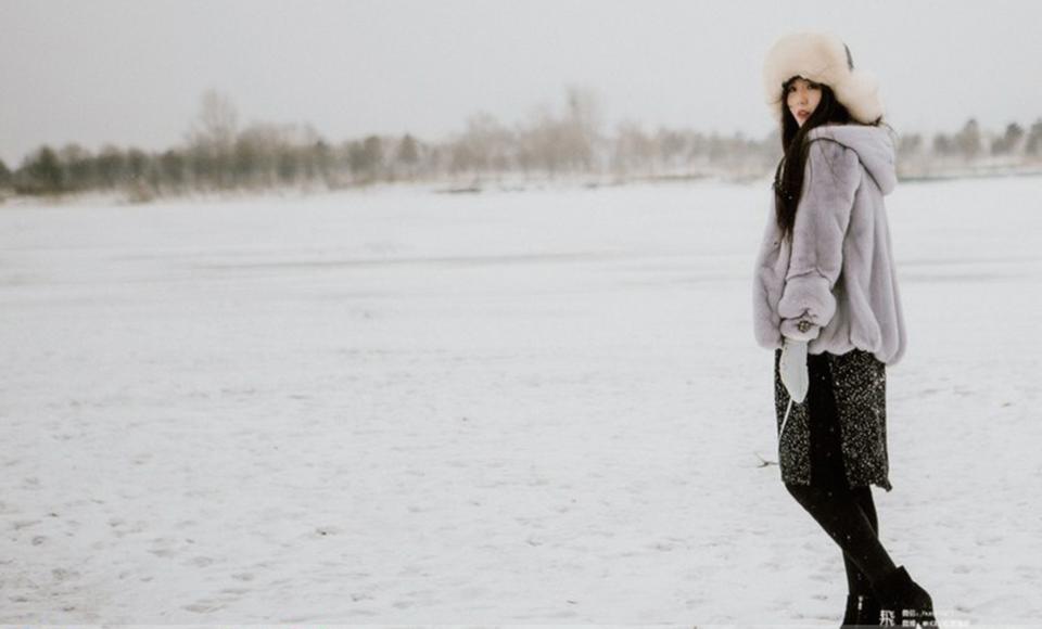 长发少女肤白貌美冬季雪地写真